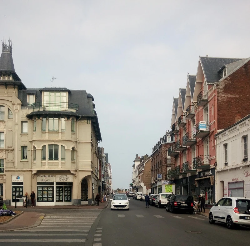 rue de l'impératrice face à l'Eglise Notre Dame des Sables