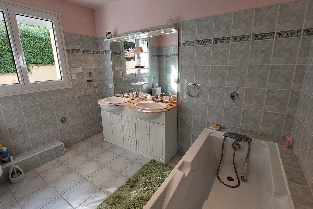 Salle de bain spacieuse avec baignoire