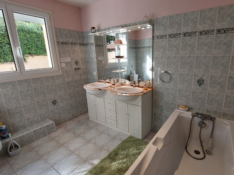 Salle de bain spacieuse avec baignoire