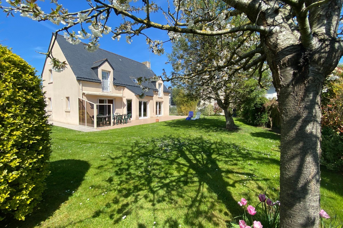 Grande terrasse et jardin clos et arboré de 800 m²