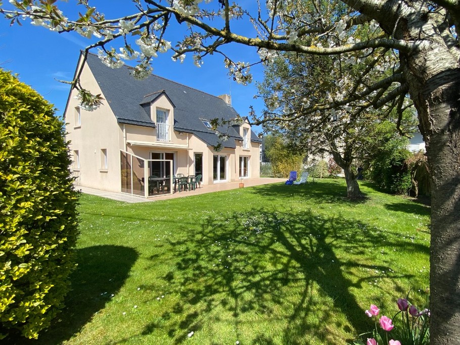 Grande terrasse et jardin clos et arboré de 800 m²