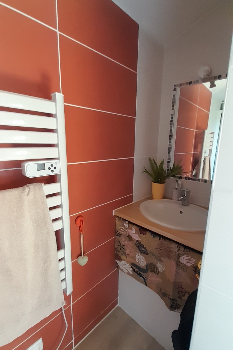 Le petit Chacelou - Salle de bain rouge de la chambre des tilleuls