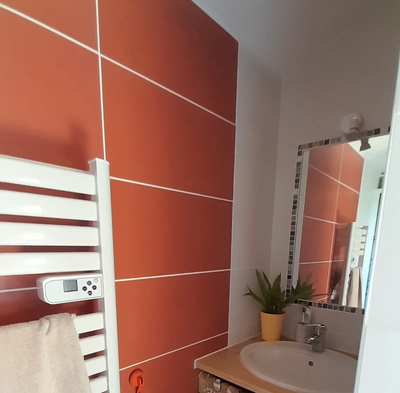 Le petit Chacelou - Salle de bain rouge de la chambre des tilleuls