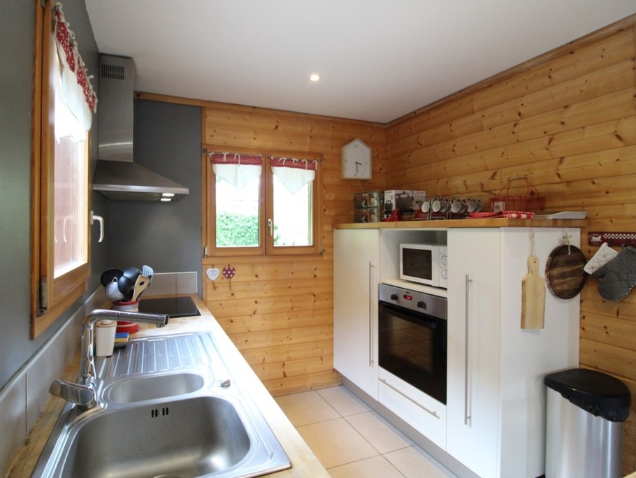 Cuisine  toute équipée pour 10 adultes ( Moule à raclette, à fondue ....).