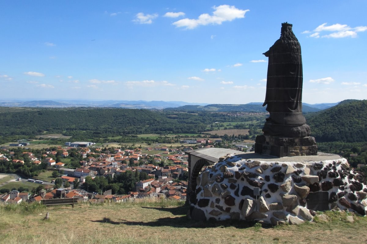 Notre dame de la Garde à 1,5 km par un très agréable chemin de randonnée