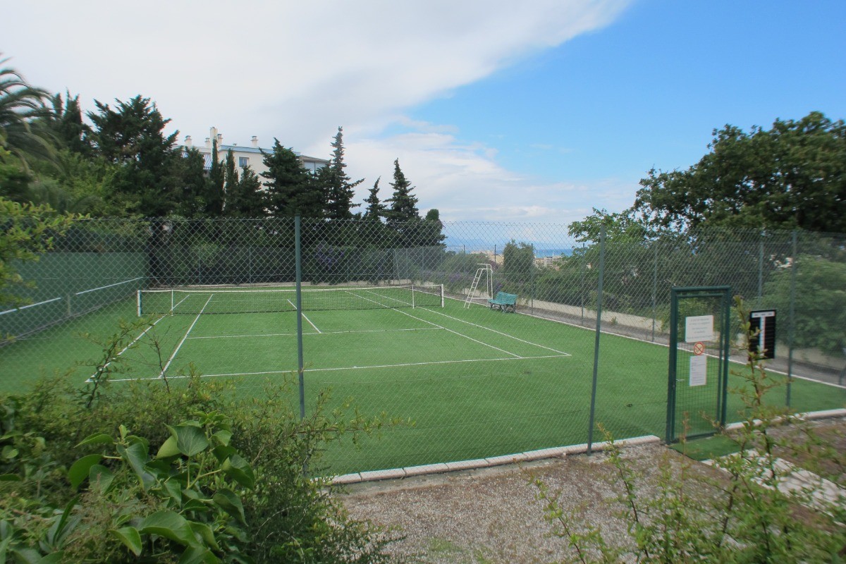 Court de tennis dans résidence
