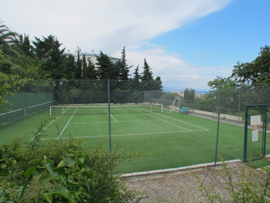 Court de tennis dans résidence