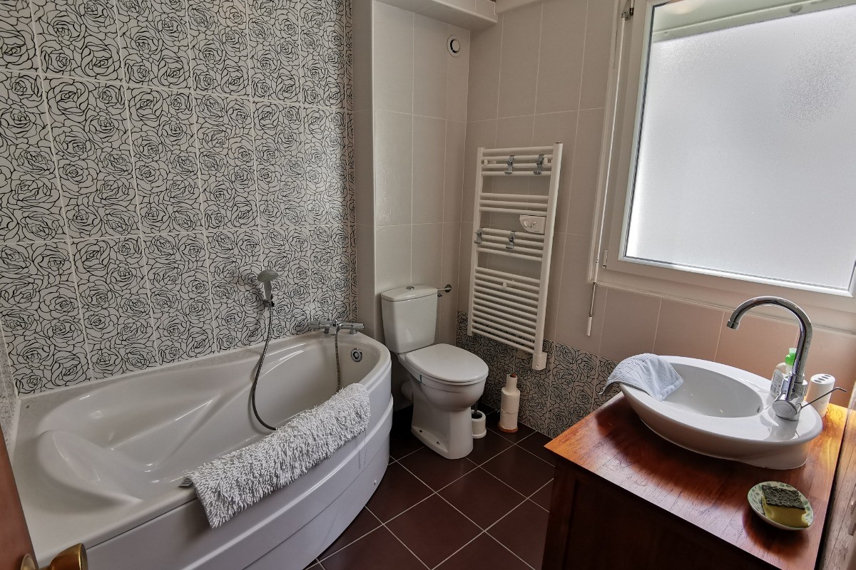 salle de bain avec wc