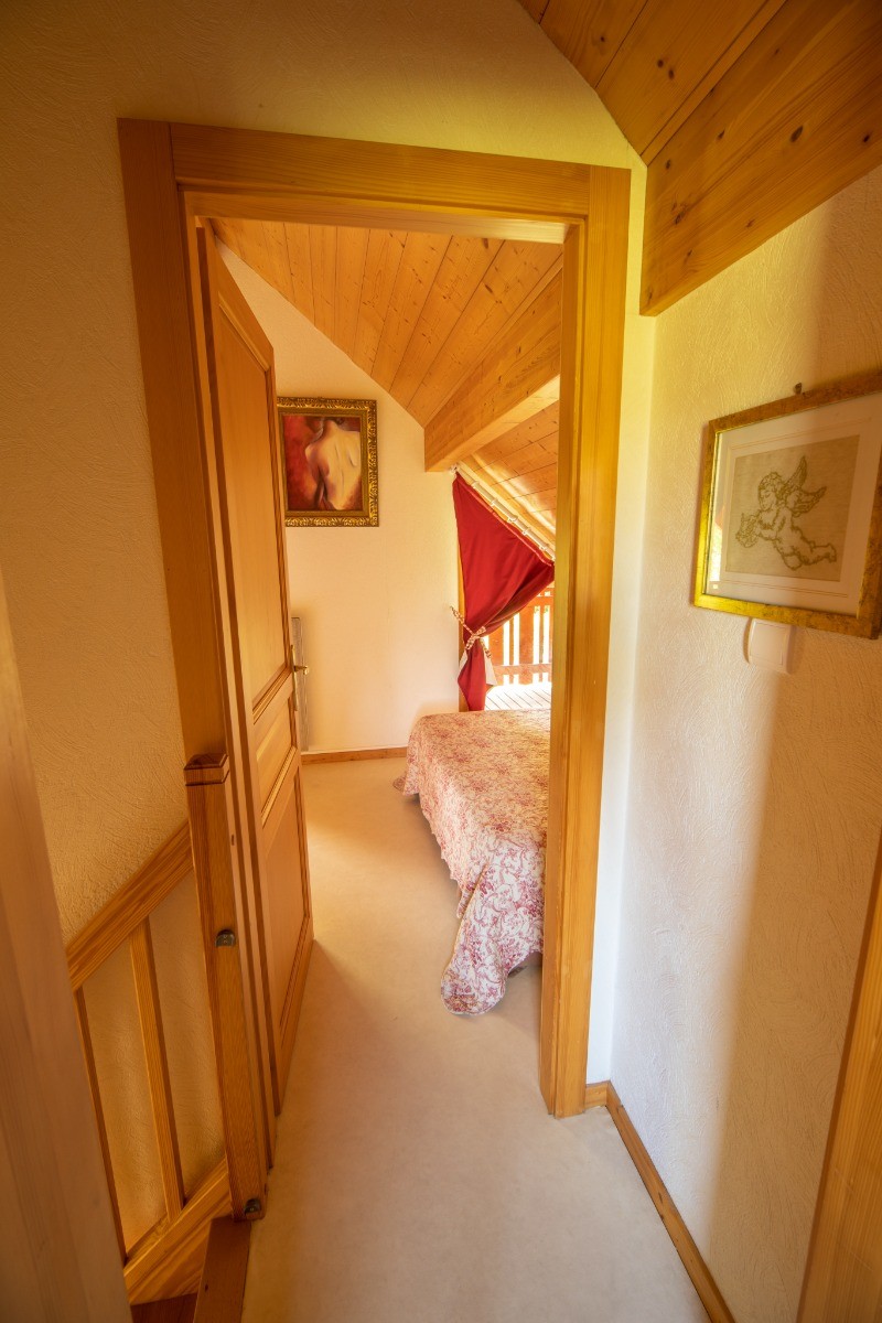 Entrez dans la chambre..