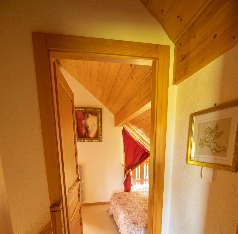 Entrez dans la chambre..