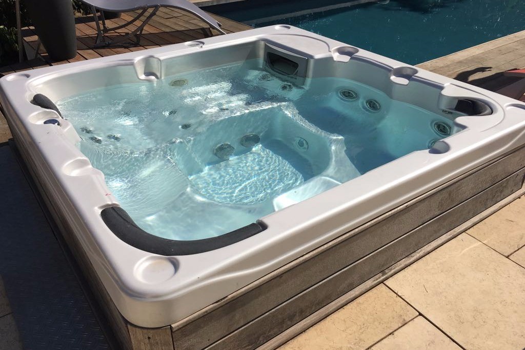 Bastide 8 personnes, piscine, jacuzzi, billard à Saint Cyr sur Mer- le jacuzzi