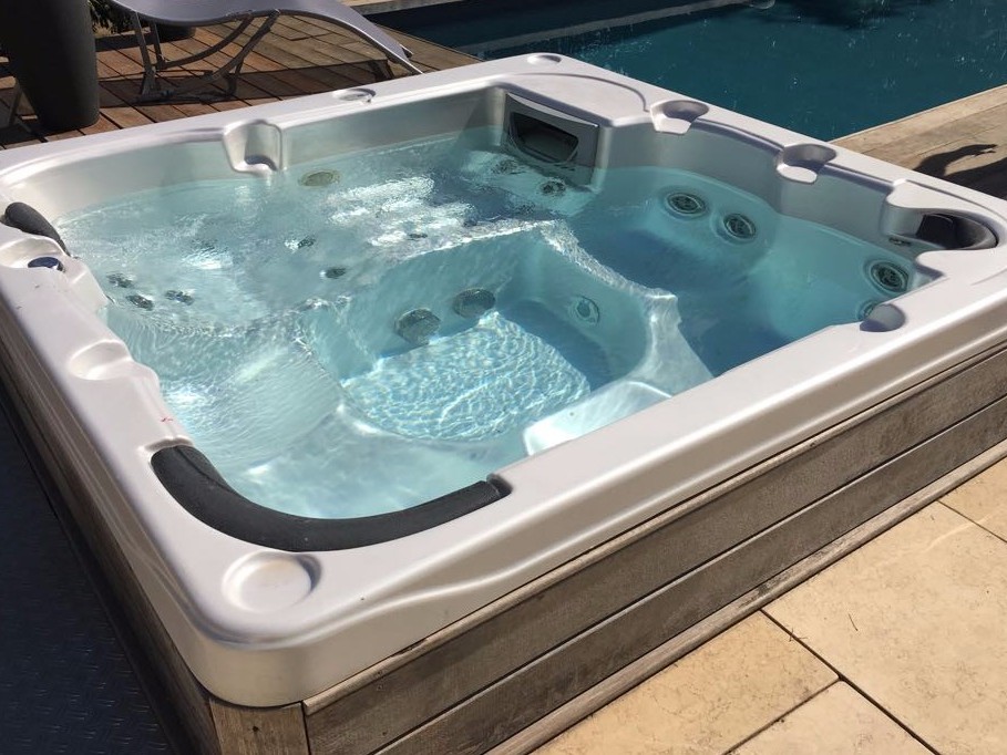 Bastide 8 personnes, piscine, jacuzzi, billard à Saint Cyr sur Mer- le jacuzzi