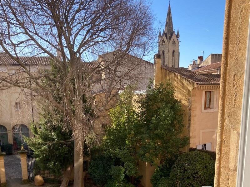 Crédit J SERGENT - vue du salon l'hiver avec la tour de St-Jean-de-Malte