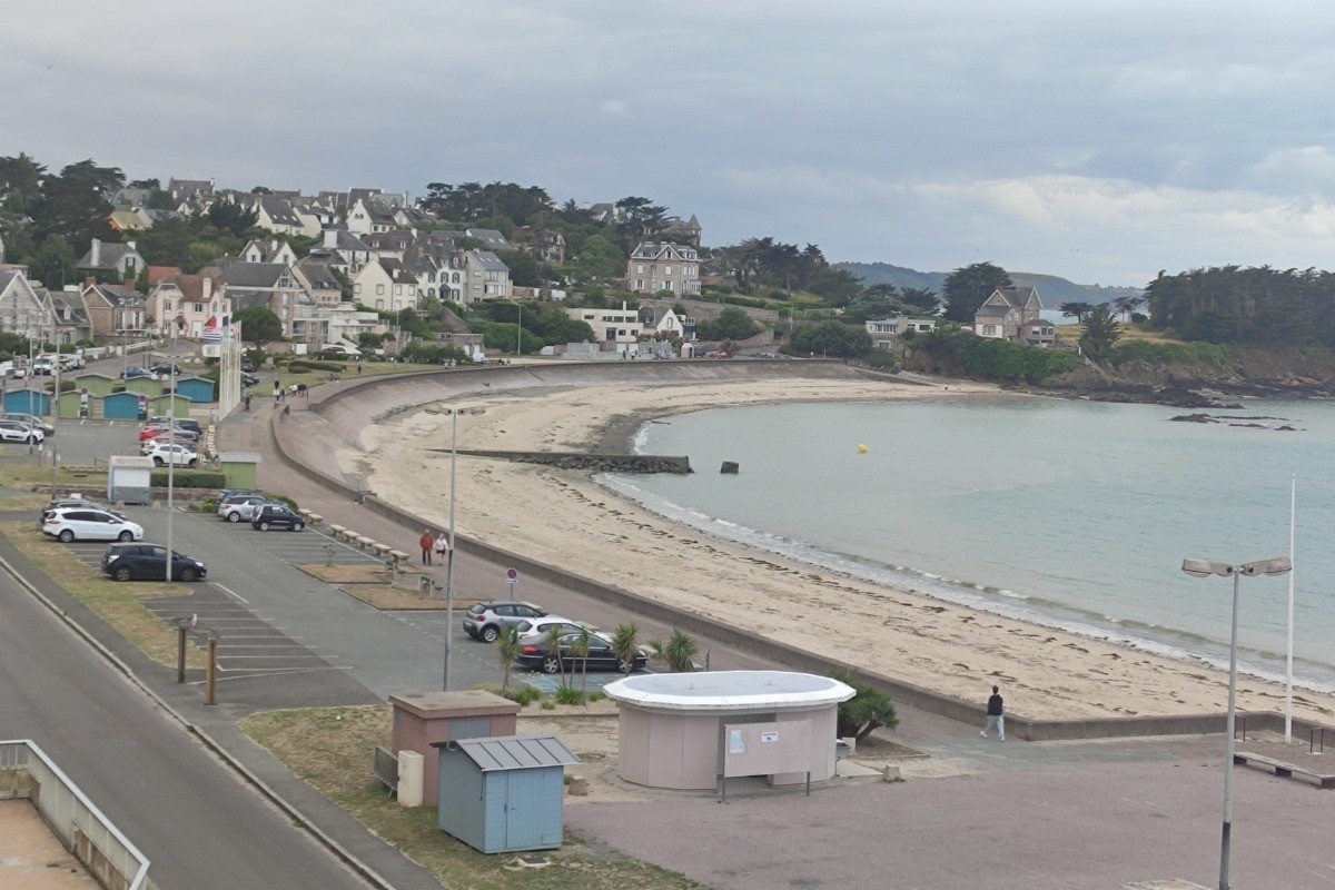 Vue sur toute la promenade de bord de mer
