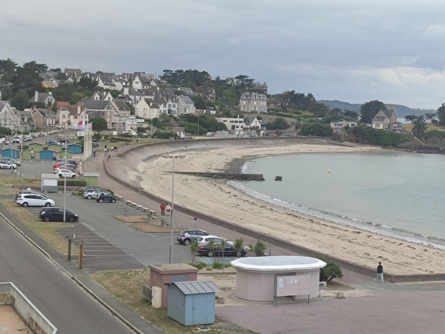 Vue sur toute la promenade de bord de mer