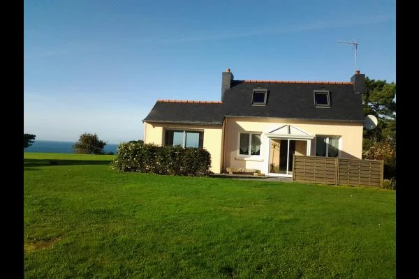 LE MARREC Location Trélevern jardin et vue mer