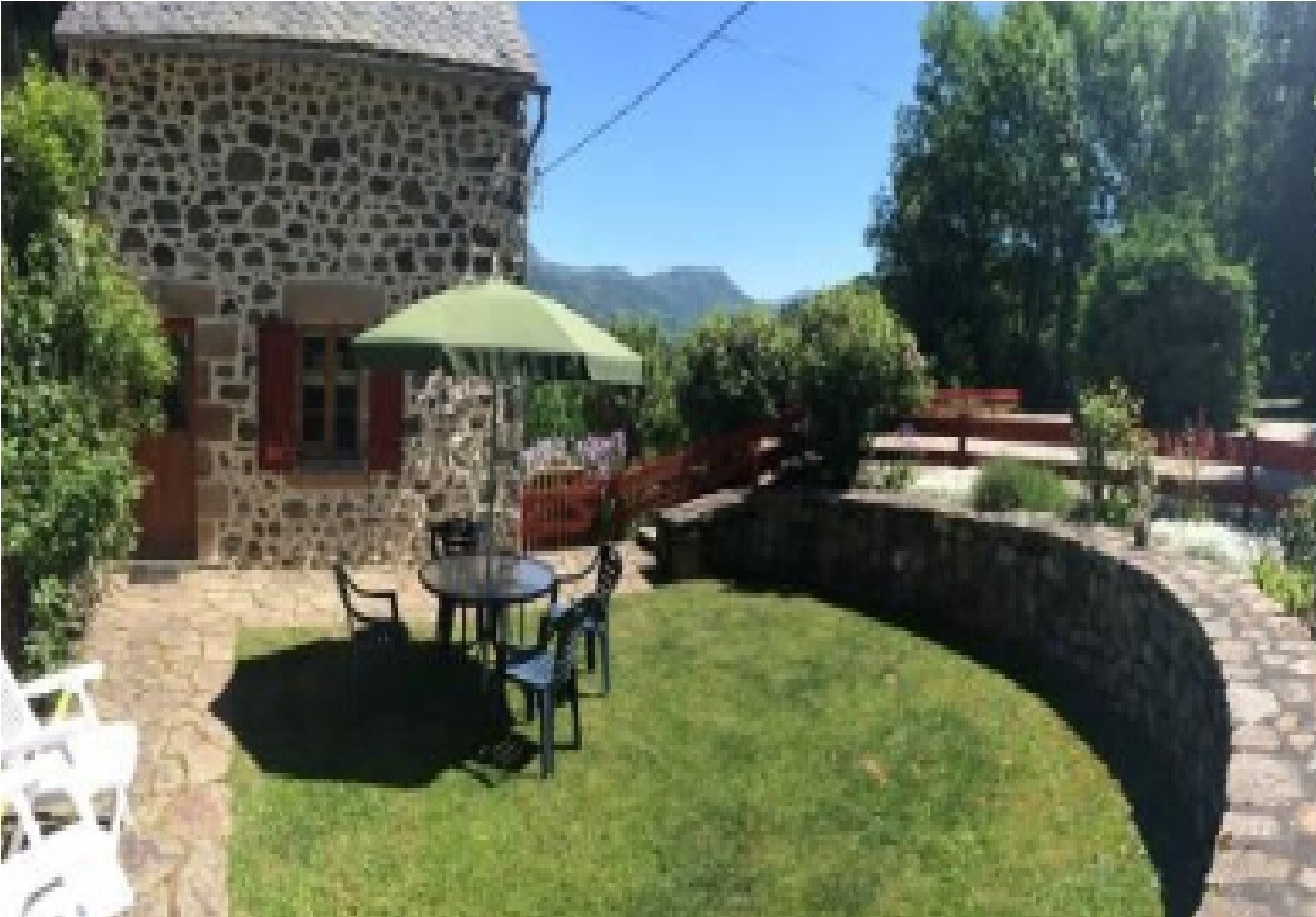 Gîte "Les Bannes", Saint Sauves d'Auvergne : La Terrasse