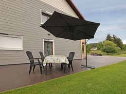 Extérieur avec salon de jardin et barbecue - Appartement RDC Aumontzey