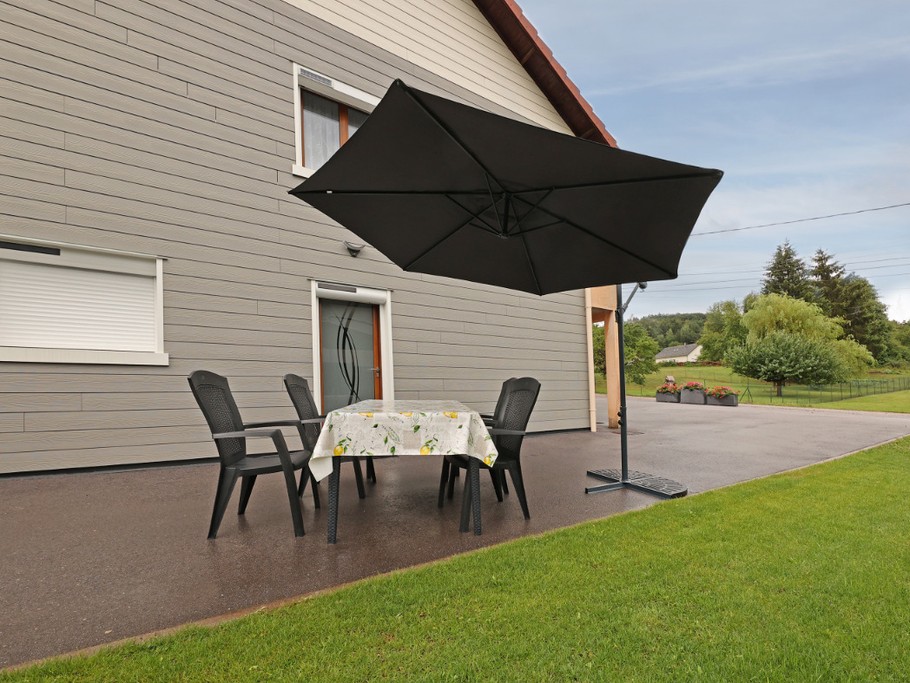 Extérieur avec salon de jardin et barbecue - Appartement RDC Aumontzey