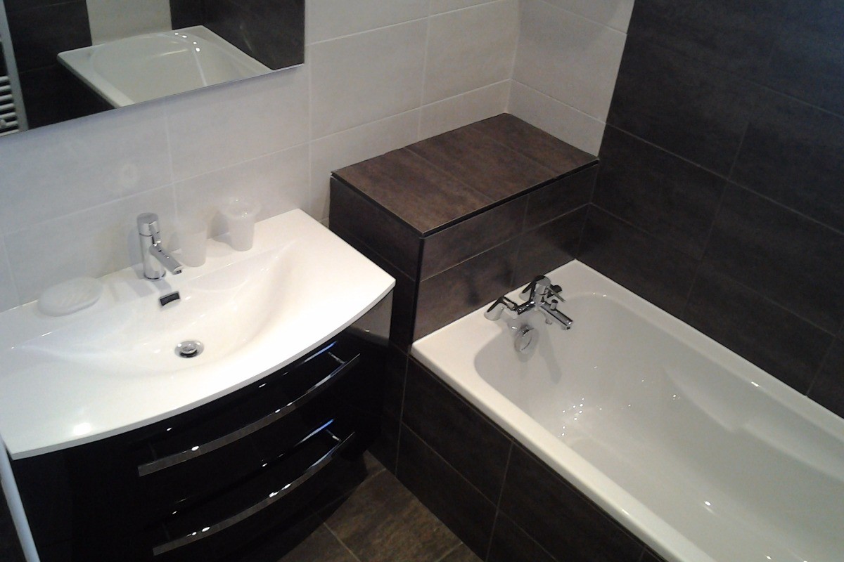 Salle de bain rez de chaussée baignoire à droite et douche avec siège à gauche
