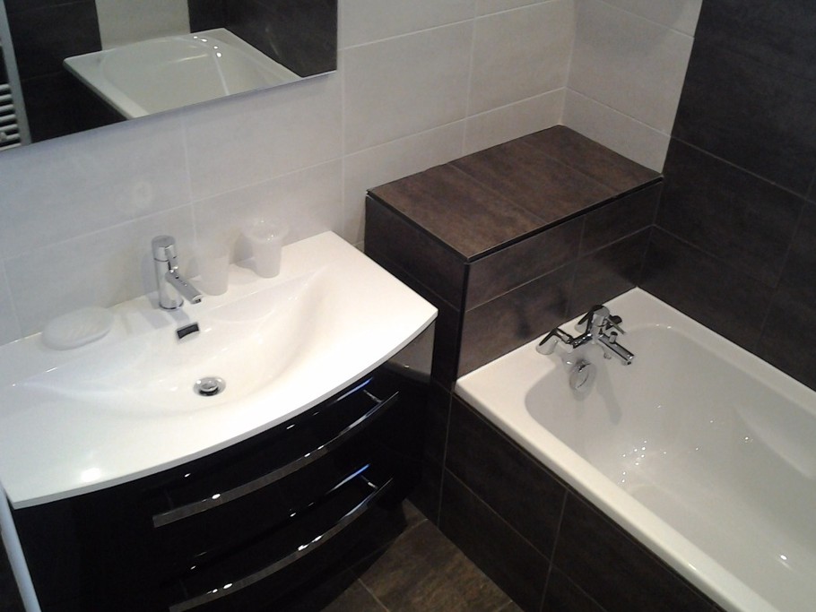 Salle de bain rez de chaussée baignoire à droite et douche avec siège à gauche