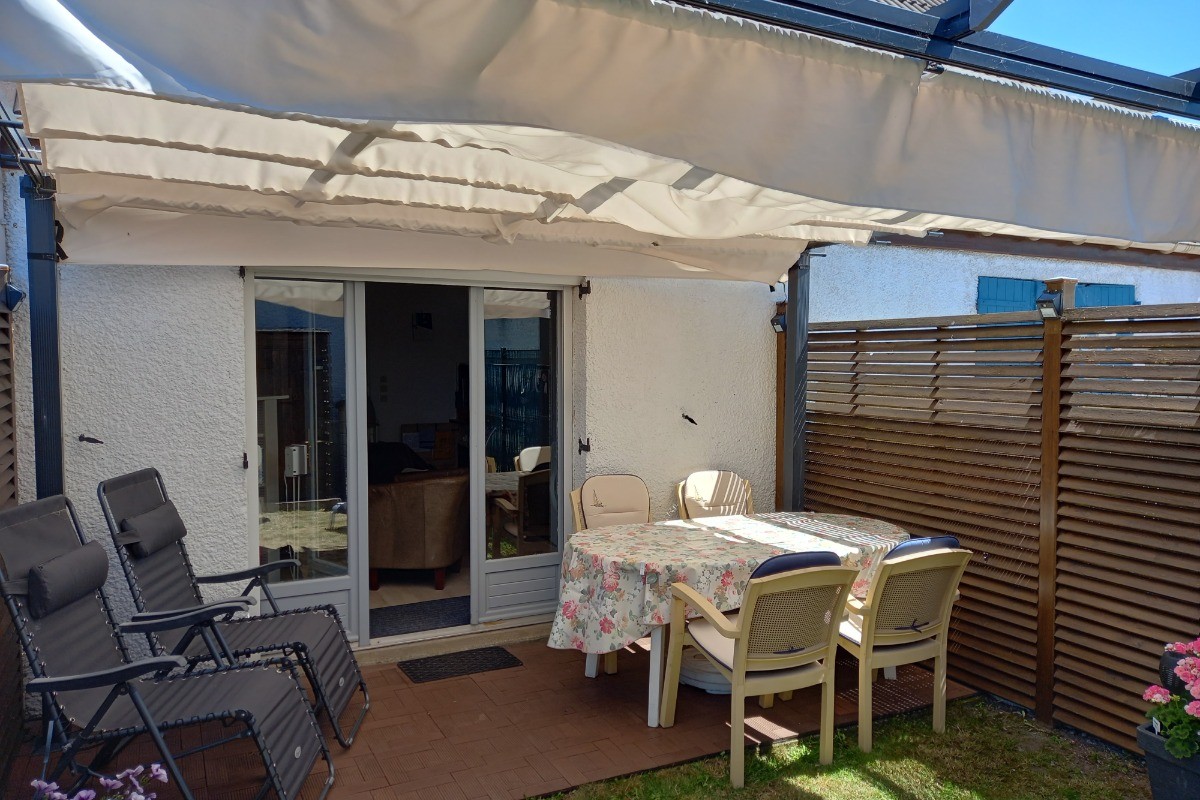 Extérieur avec chaises longues, salon de jardin et pergola - entièrement clos