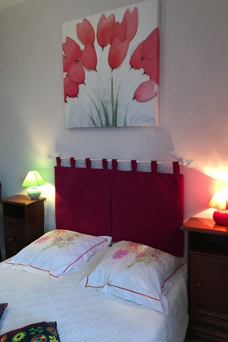 Votre chambre avec un tableau qui vous invitera à rêver, ambiance paisible recherchée pour votre bien-être