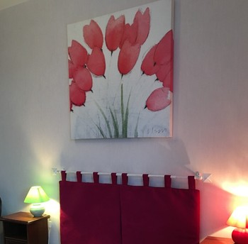 Votre chambre avec un tableau qui vous invitera à rêver, ambiance paisible recherchée pour votre bien-être