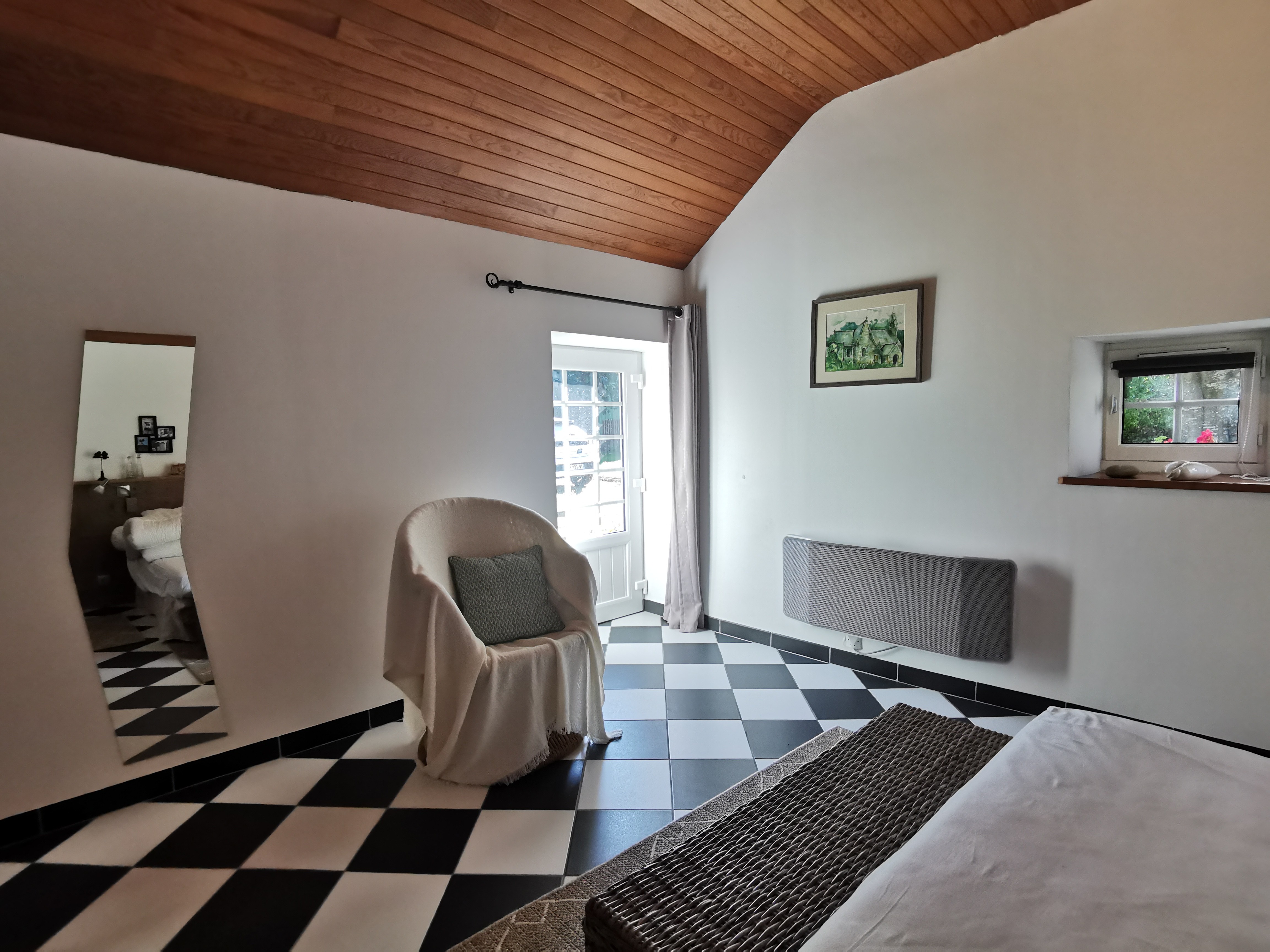 bedroom with direct access to the garden
