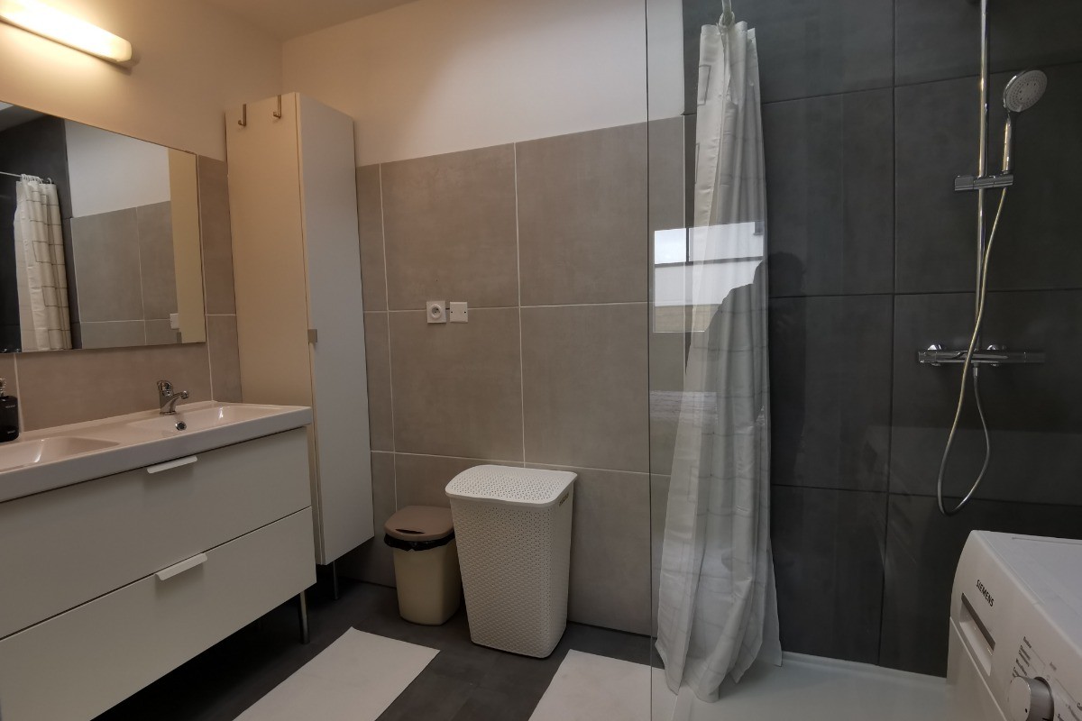 salle d'eau communicante a la chambre avec double vasque, douche à l'italienne et lave linge