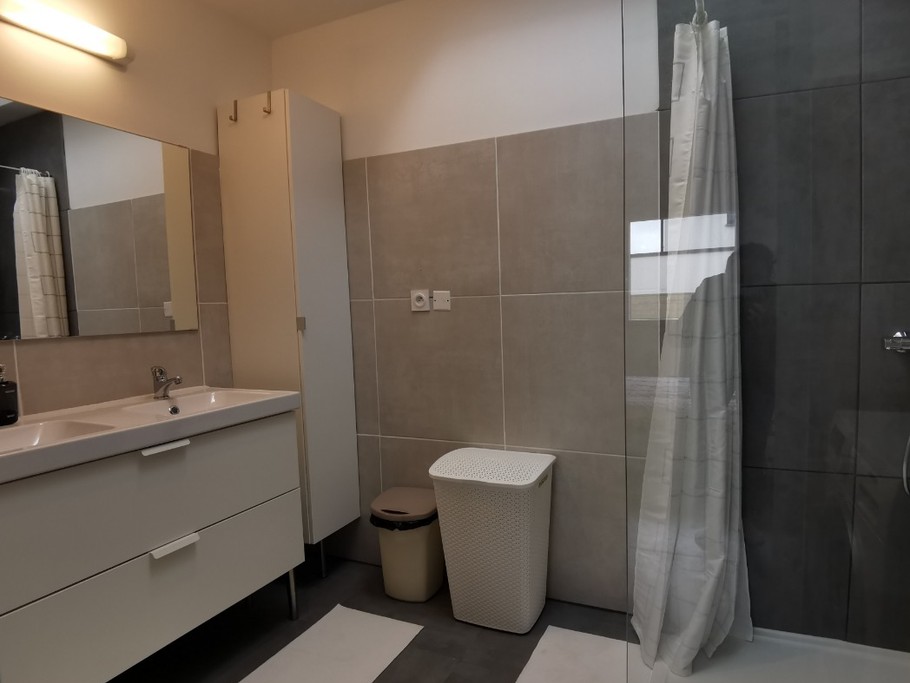 salle d'eau communicante a la chambre avec double vasque, douche à l'italienne et lave linge