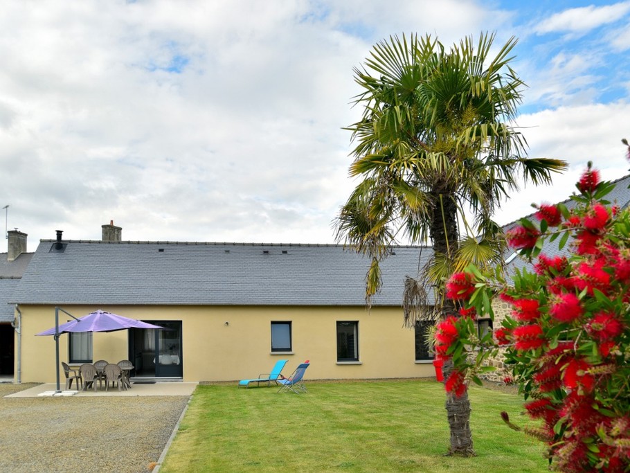 Gîte très spacieux pour 4 personnes avec terrasse, salon de jardin, pelouse, barbecue, stationnements, abris vélos.