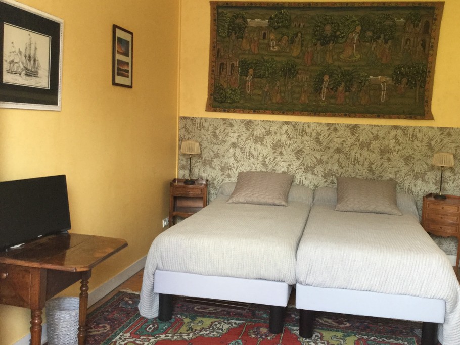 La chambre 1 au 1er étage donnant sur la terrasse couverte