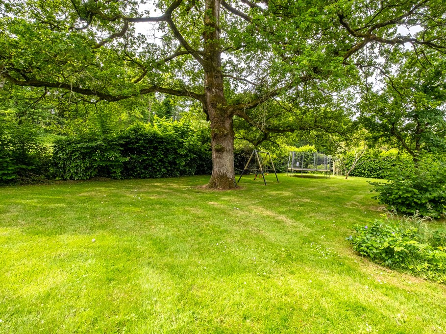 A 1.5-hectare park with a host of leisure facilities and a relaxation area (heated swimming pool in season, trampoline, table tennis, etc.).