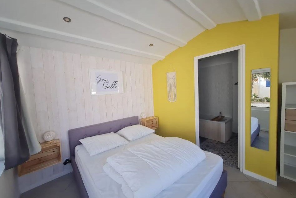 Un lit en 140 dans le studio et salle de bain privative