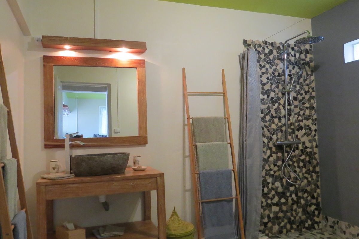 La salle de bain et sa douche à l'Italienne