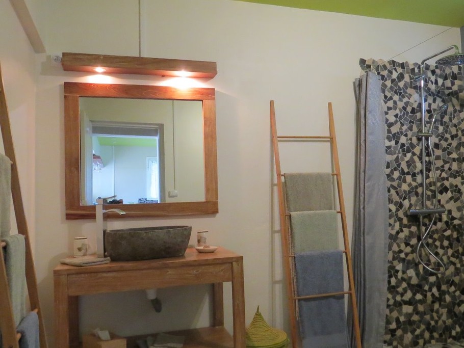 La salle de bain et sa douche à l'Italienne