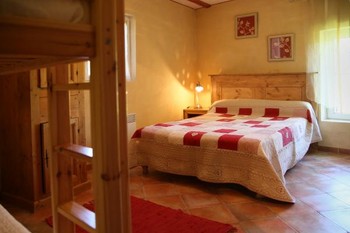 Chambre 2 : 1 lit en 140 et 2 lits en 90 superposés + SDB attenante