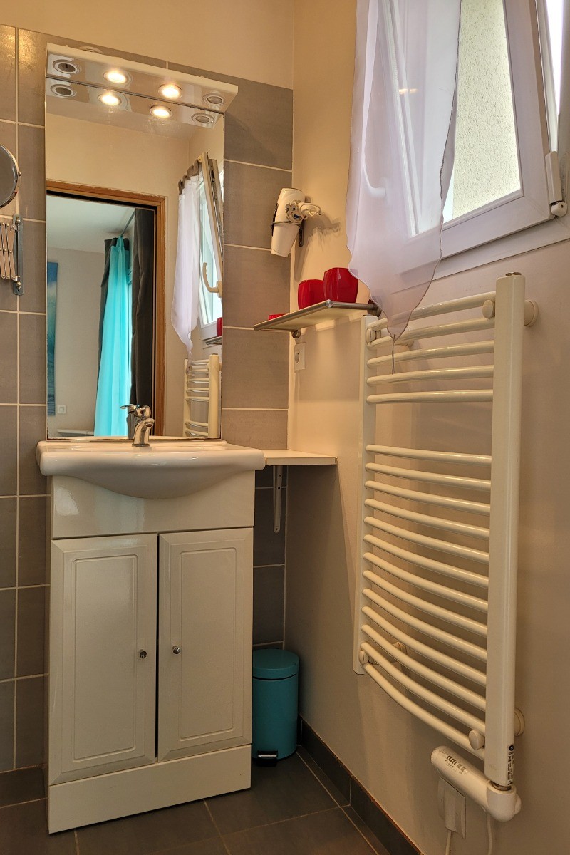 LABARRE, location, Clévacances, Paimpol, la salle d'eau privative à la chambre avec douche et lavabo