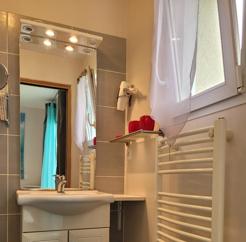 LABARRE, location, Clévacances, Paimpol, la salle d'eau privative à la chambre avec douche et lavabo