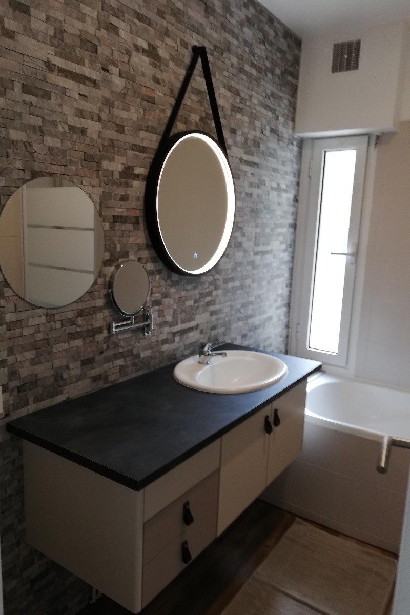 Le Gîte le Roqual salle de bain moderne avec baignoire