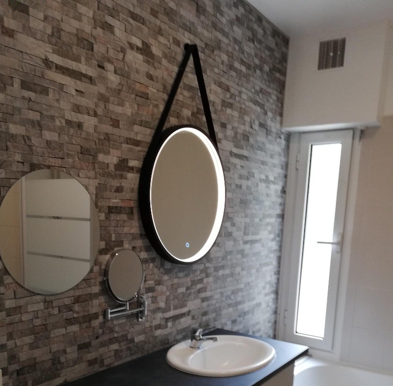 Le Gîte le Roqual salle de bain moderne avec baignoire