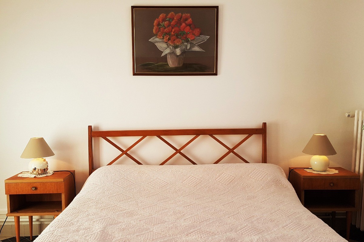 Chambre pour 2 personnes (140 x 190 cm). Vue sur la plage du Sillon.  
Crédits photos : Hélène QUENTIN, Clévacances 35