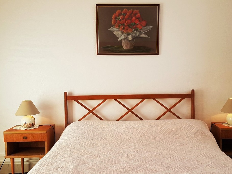 Chambre pour 2 personnes (140 x 190 cm). Vue sur la plage du Sillon.  
Crédits photos : Hélène QUENTIN, Clévacances 35