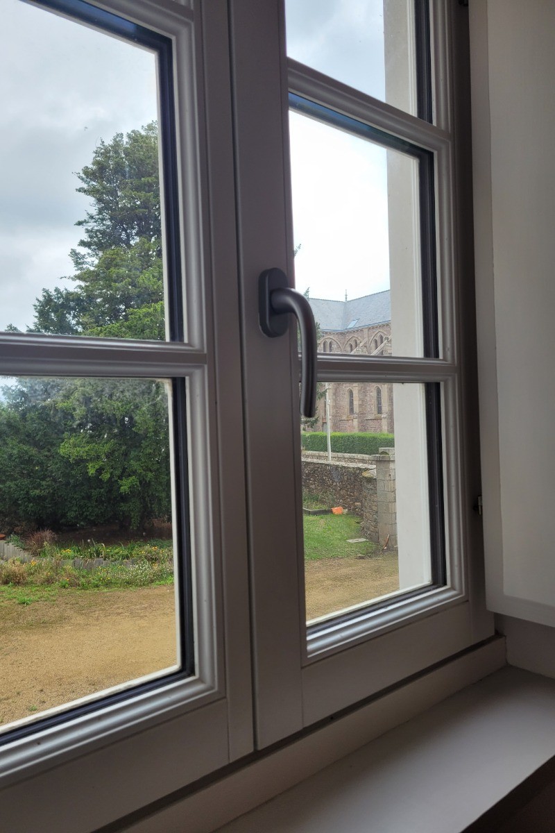 Chauvin, location, Clévacances, Paimpol, Plounez, chambre étage gauche avec 2 lits simples avec bureau, vue sur l'église du bourg de Plounez