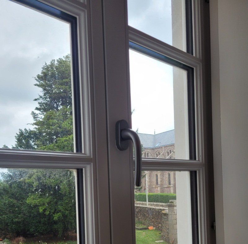 Chauvin, location, Clévacances, Paimpol, Plounez, chambre étage gauche avec 2 lits simples avec bureau, vue sur l'église du bourg de Plounez