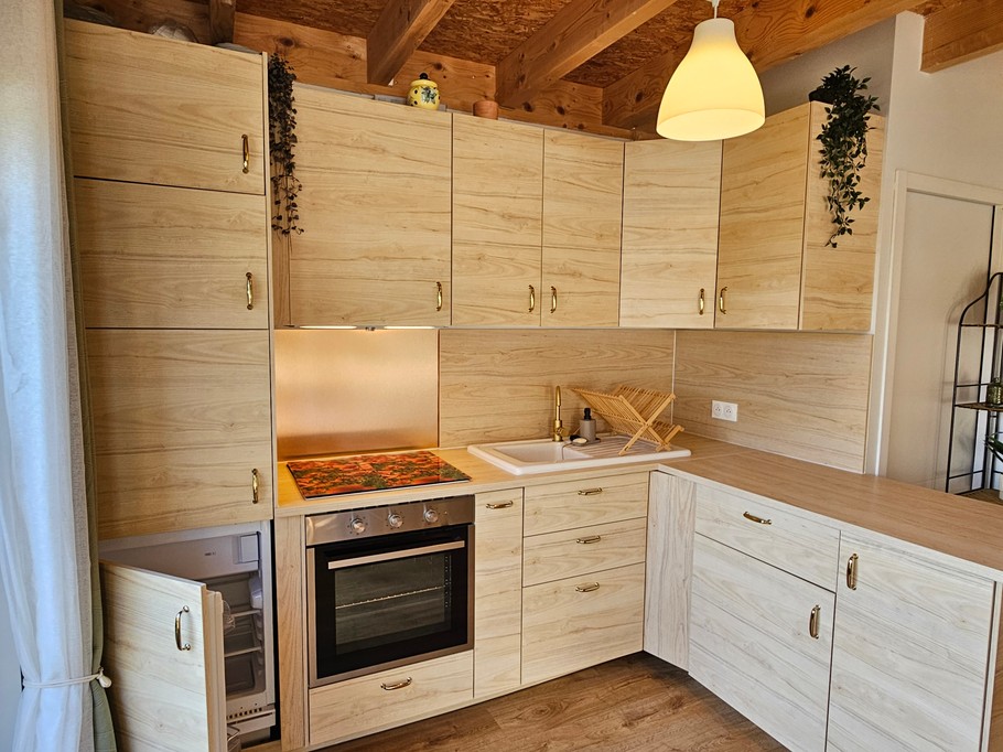 Pièce de vie avec cuisine équipée, salon et table à manger. Canapé convertible 160 x 200 cm (système type rapido).