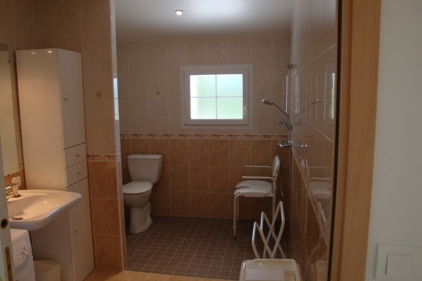 salle d'eau avec douche italienne et wc