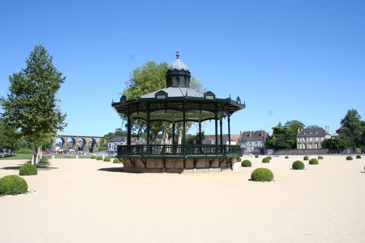 La rue du Hameau dans le centre-ville de Laval. Stationnement public gratuit et rue en sens unique. (depuis Google Map)