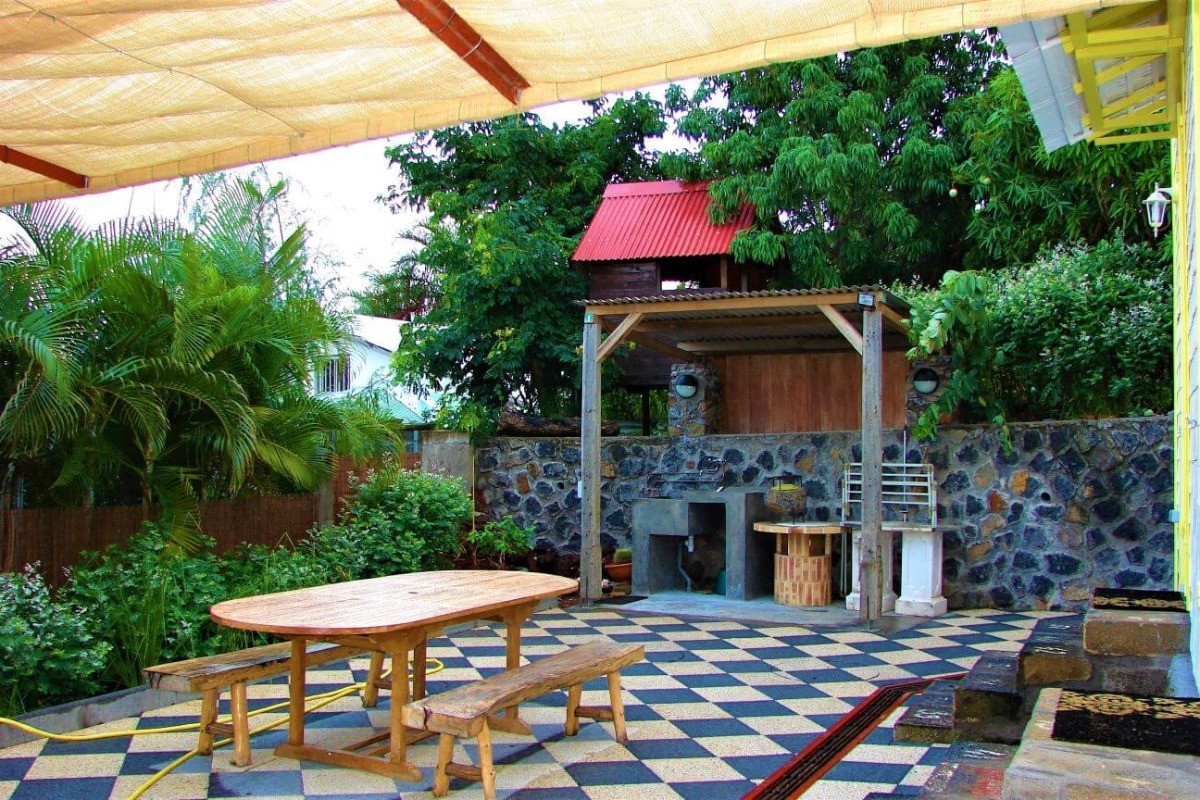 Cour arrière avec barbecue